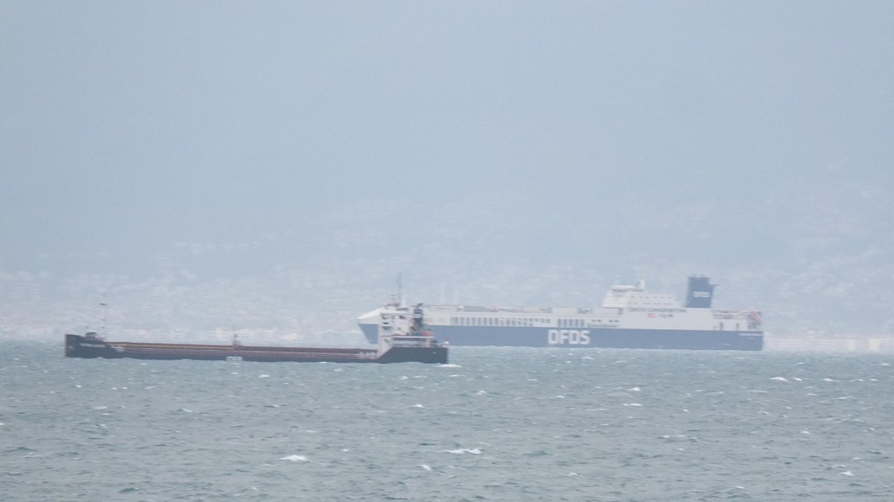 Yük gemileri, fırtına nedeniyle Edremit Körfezi'ne demirledi