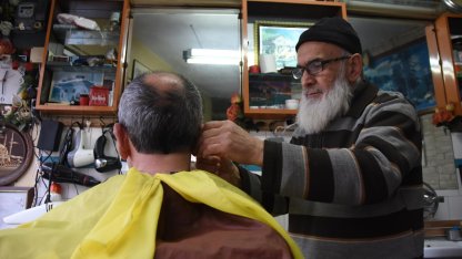 104 yıllık berber dükkanında yarım asırdır mesleğini sürdürüyor