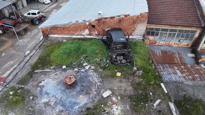 20 yıldır iş yerinin çatısında duran otomobili, akan çatıyı tamir etmek isteyince gördü