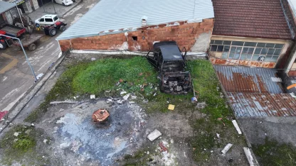 20 yıldır iş yerinin çatısında duran otomobili, akan çatıyı tamir etmek isteyince gördü