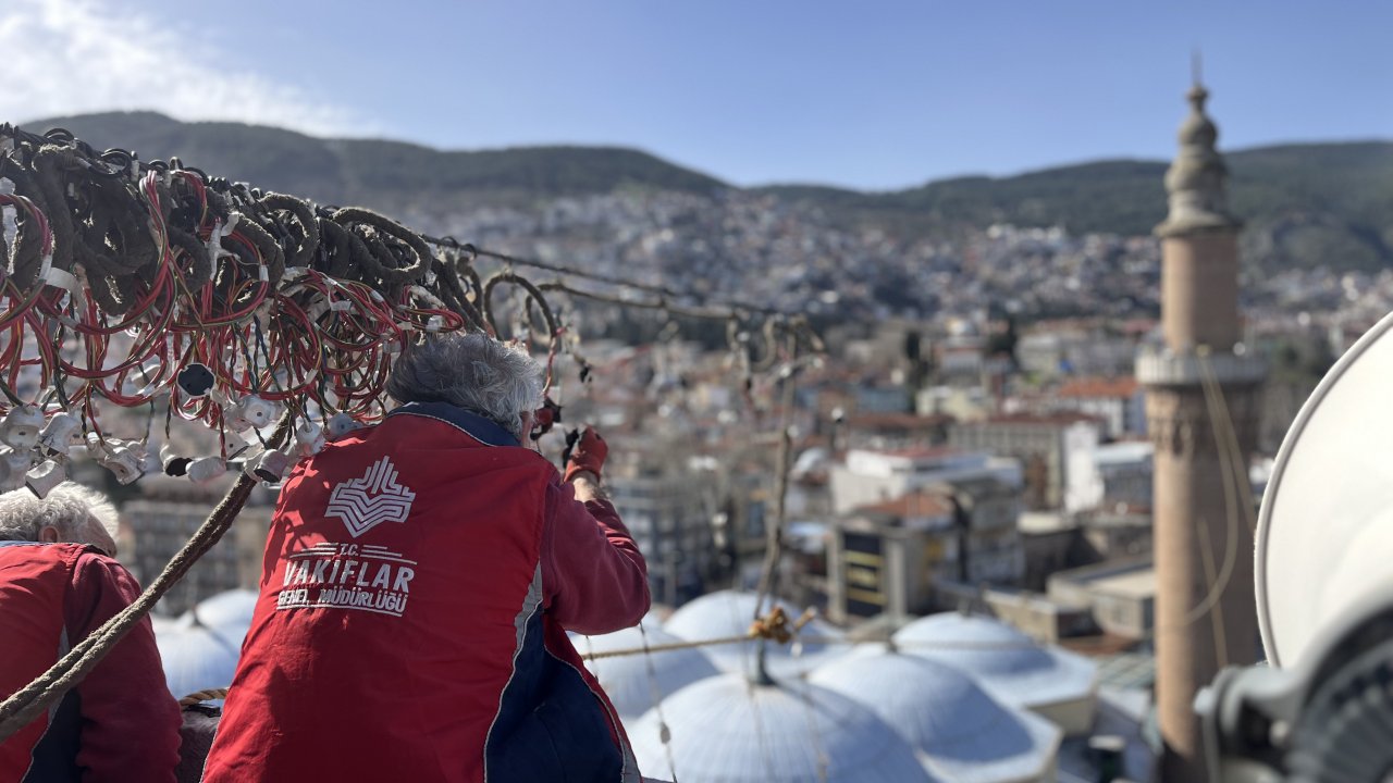 627 yıllık Ulu Cami'ye 'Kul hakkından sakın' mahyası