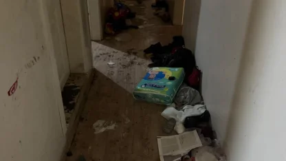 8 aydır kirasını ödemedikleri daireyi 'çöp eve' çevirdiler