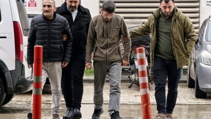 Alkollüyken tartıştıkları arkadaşını fırça sapıyla darbeden 2 şüpheli tutuklandı