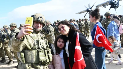 Almanya'da NATO tatbikatına katılacak Mehmetçikleri, aileleri uğurladı