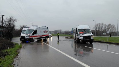 Ambulans ile servis minibüsü çarpıştı: 10 yaralı