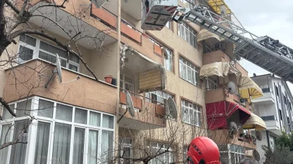 Apartman dairesinde çıkan yangında evli çift dumandan etkilendi