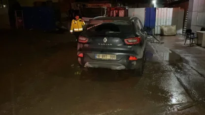 Aracıyla motosikletliye çarpıp kaçan sürücü, düşen plakadan tespit edildi