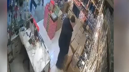 Asma tavan iş yeri sahibinin üzerine çöktü; o anlar kamerada