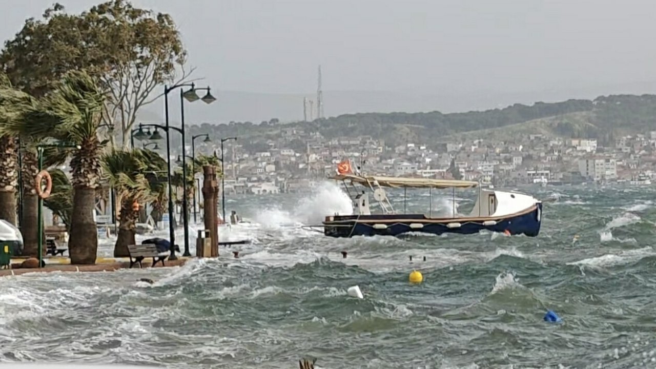 Ayvalık'ta fırtına nedeniyle deniz taştı, sokaklar suyla doldu