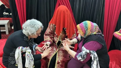 Bakanlık kredisiyle evlenecek çiftler huzurevi sakinleriyle buluştu, kına gecesi düzenlendi