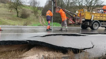 Balıkesir'de asfalt yol, sağanak sonrası çöktü