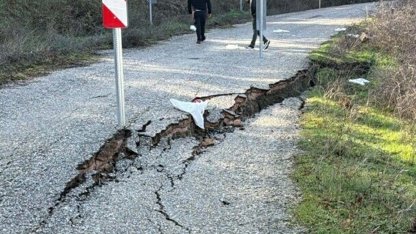 Balıkesir’de heyelanda mahalle yolu ulaşıma kapandı