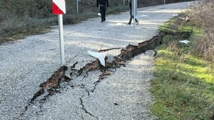 Balıkesir’de heyelanda mahalle yolu ulaşıma kapandı