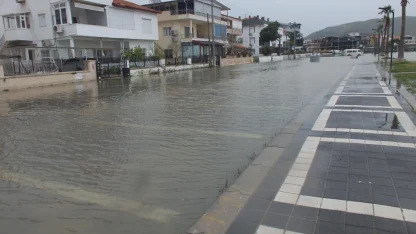 Balıkesir'de lodos; deniz taştı, yollar göle döndü