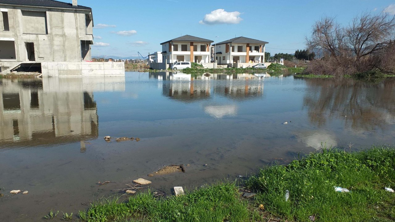 Balıkesir'de sağanak; rögarlar taştı, su birikintileri oluştu
