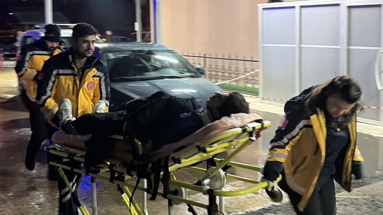 Bariyere çarpan otomobilin, ehliyetsiz sürücüsü yaralandı