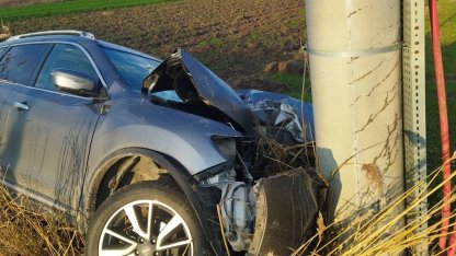 Beton direğe çarpan aracın sürücüsü ağır yaralandı