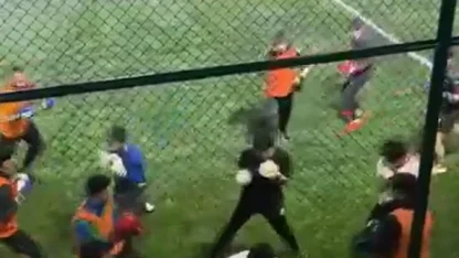 Boksörler halı sahada hem antrenman yaptı hem de futbol oynadı