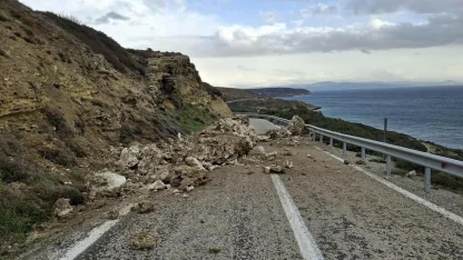 Bozcaada'da sağanak sonrası heyelan meydana geldi