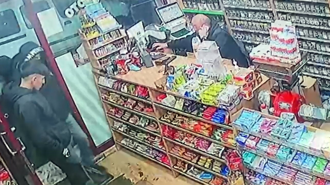 Büfeden 15 bin liralık alkol ve yiyecek hırsızlığı kamerada