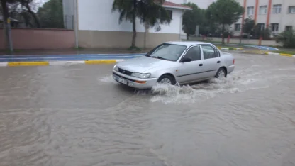Burhaniye'de sağanak nedeniyle yollar göle döndü, tarım arazilerini su bastı