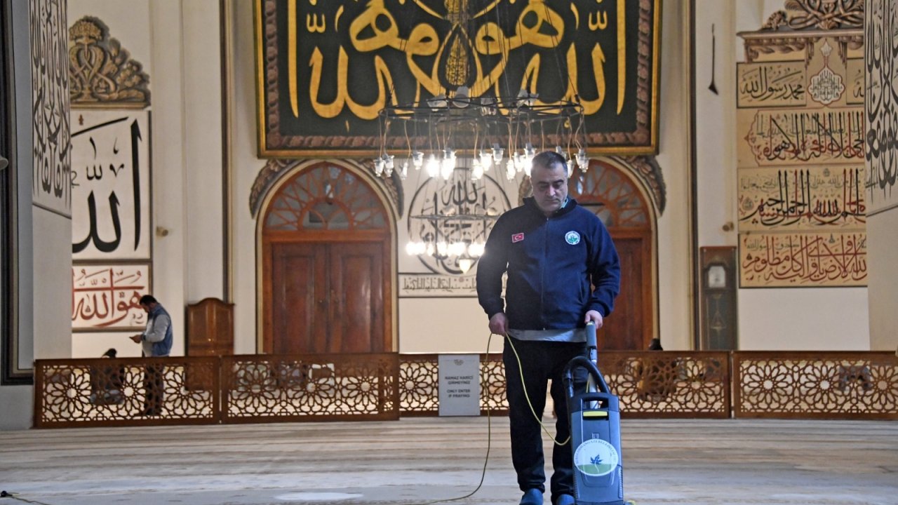 Bursa Ulu Cami’de ramazan temizliği