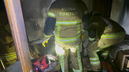 Bursa'da 2 katlı binada çıkan yangın söndürüldü