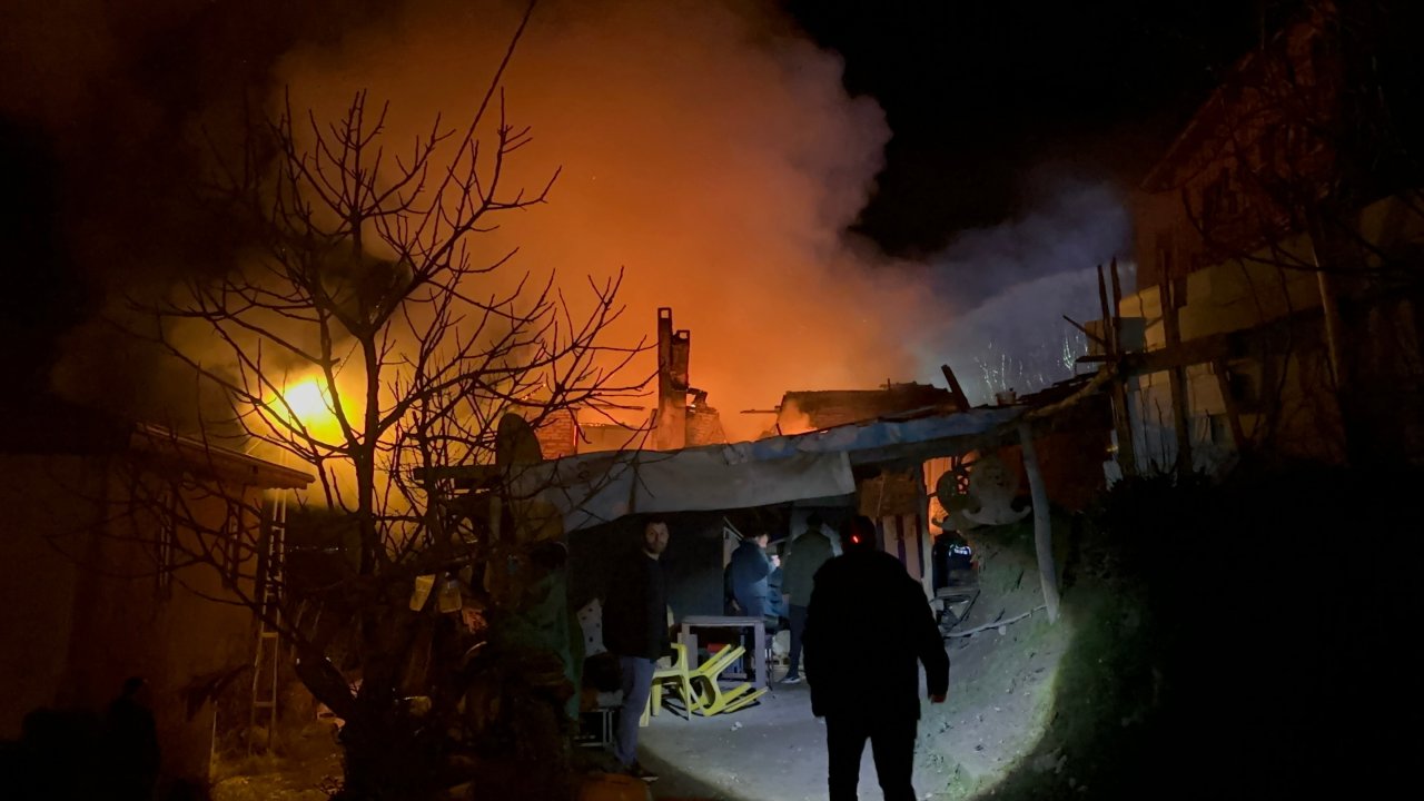 Bursa'da 2 katlı binada yangın