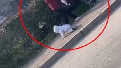 Bursa'da iki kadın dilencinin yanlarındaki bebeğe rağmen yer kavgası kamerada