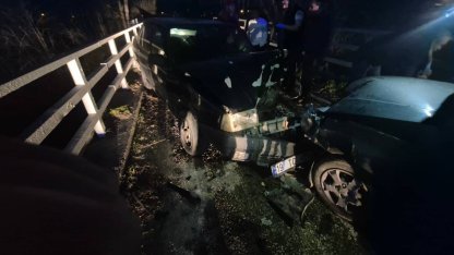 Bursa'da iki otomobil kafa kafaya çarpıştı: 3 yaralı