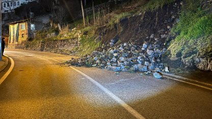 Bursa’da istinat duvarı çöktü; yol çift yönlü trafiğe kapatıldı