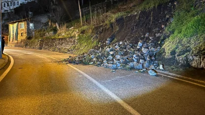 Bursa’da istinat duvarı çöktü; yol çift yönlü trafiğe kapatıldı