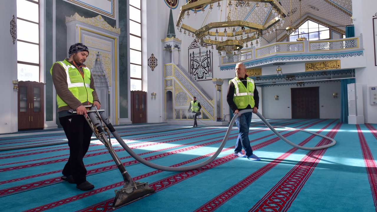 Bursa’daki cami ve mescitlerde ramazan temizliği