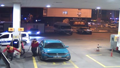Çalıntı kamyonetle yakıt alırken polis geldi, kaçarken pompayı kopardı