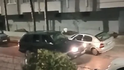 Camlarını kırdığı otomobile ışıklı çiçek buketi fırlattı; o anlar kamerada