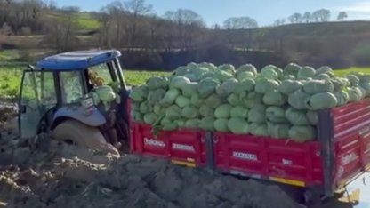 Çamura batan traktörü çıkarmak isteyen çiftçilerin 2 traktörü de çamura saplandı