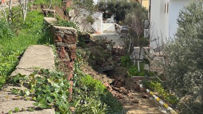 Çanakkale’de sağanak nedeniyle sitenin istinat duvarı çöktü