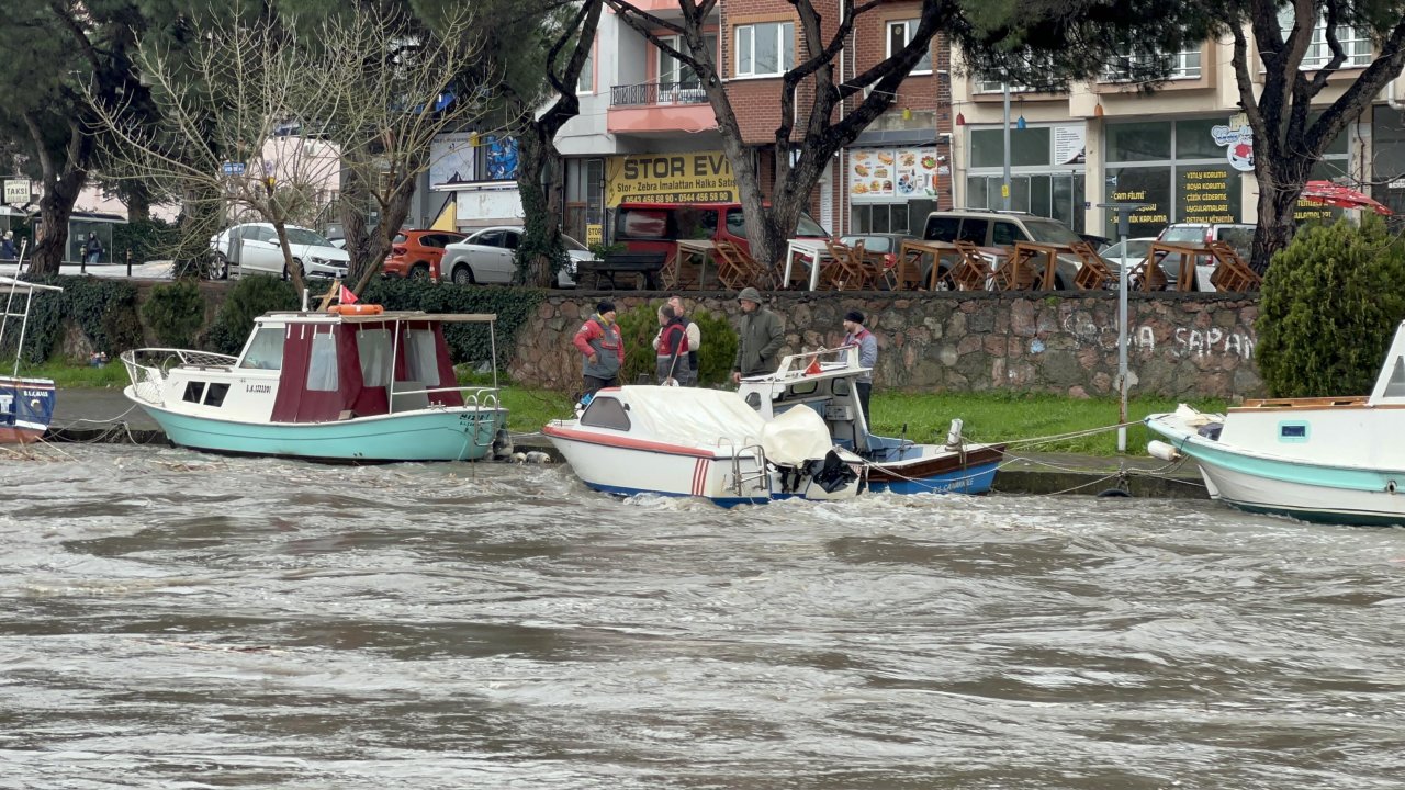 Çanakkale'de taşan Sarıçay dron ile görüntülendi
