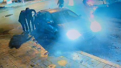 Çarptığı motosiklet sürücüsünü otomobiliyle hastaneye götürdü; o anlar kamerada