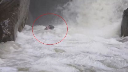 Dağcılar, yağışlar sonrası su seviyesi yükselen dereden geçerken zor anlar yaşadı