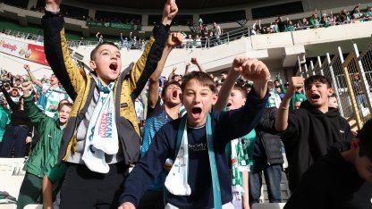Daha önce statta maç izlememiş çocuklar, Bursaspor maçını tribünden izledi