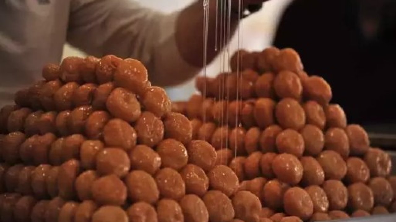 Dedesinin üretip tarifini sır gibi sakladıkları ‘ramazan helvası’, 66 yıldır iftar sofralarını tatlandırıyor