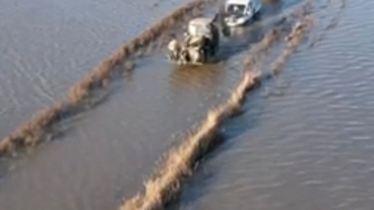 Derenin taşması ile yollar ve tarım arazilerini su bastı; mahsur kalan sürücü kurtarıldı