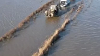 Derenin taşması ile yollar ve tarım arazilerini su bastı; mahsur kalan sürücü kurtarıldı