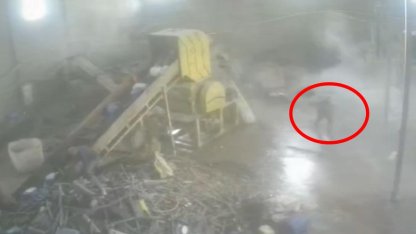 Devrilen 20 tonluk su varilinin altında kalmaktan son anda kurtuldu; o anlar kamerada