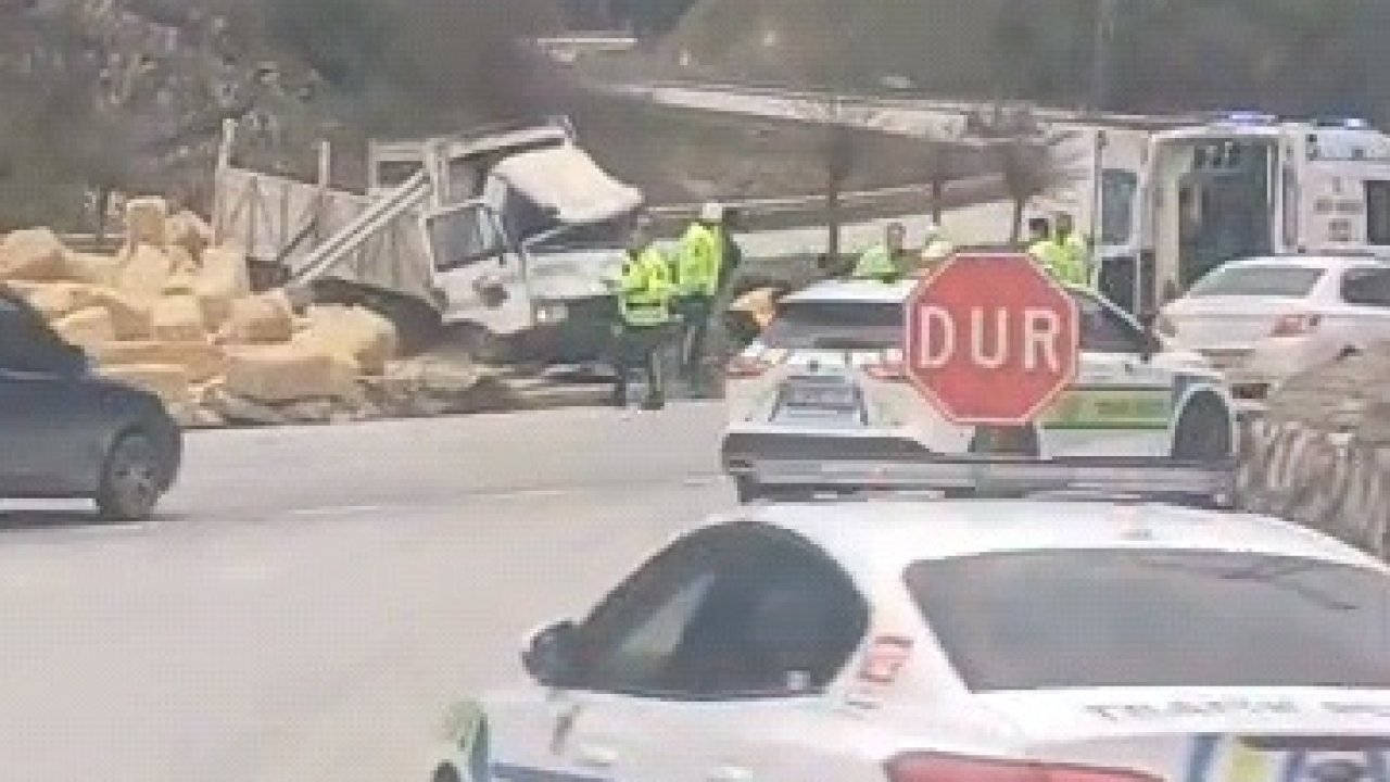 Devrilen kamyonun şoförü yaralandı