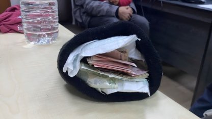 Dilenerek topladıkları parayı çocuk bezinin arasına sakladılar