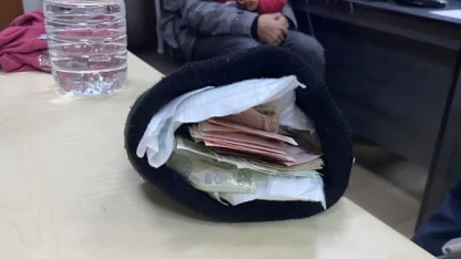 Dilenerek topladıkları parayı çocuk bezinin arasına sakladılar