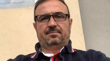 Direksiyon başında beyin kanaması geçiren servis şoförü öldü