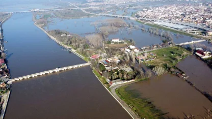 Edirne'de nehirlerin debileri arttı, köprüler trafiğe kapatıldı